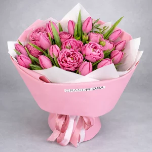 Любимые моменты – букет с розовыми кустовыми розами и тюльпанами